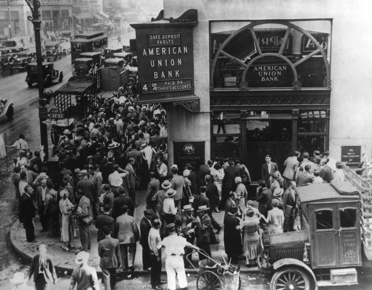 Multitud en el American Union Bank de Nueva York durante una corrida bancaria a principios de la Gran Depresión. El banco abrió en 1917 y cerró el 30 de junio de 1931.