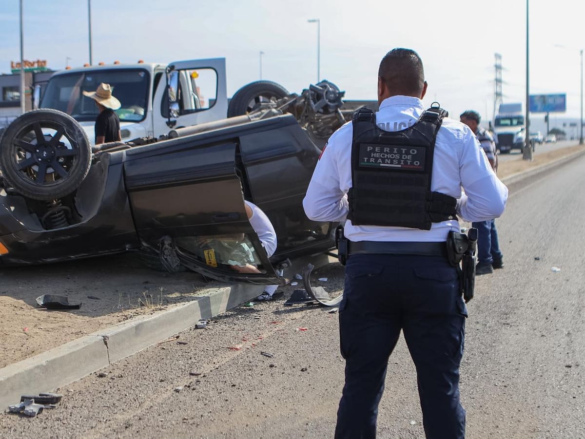 El conductor, de aproximadamente 25 años, salió por sus propios medios y no requirió atención médica; el accidente ocasionó afectaciones temporales al tránsito. Foto: Border Zoom.
