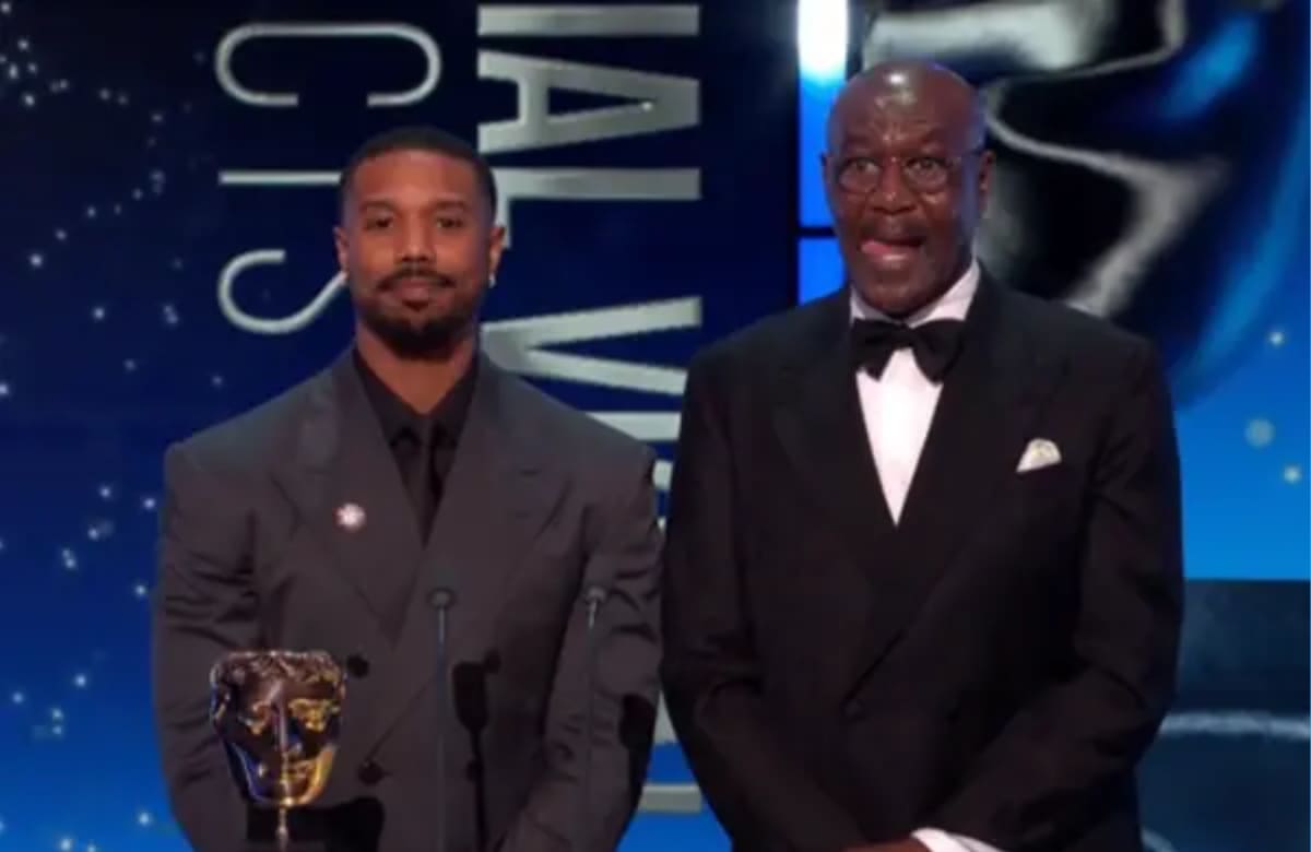 Durante los British Academy Film Awards, un grito con la “n-word” dirigido a Michael B. Jordan y Delroy Lindo desató polémica tras confirmarse que el responsable, John Davidson, padece Tourette y ofreció disculpas públicas.