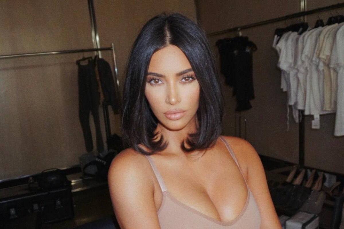 Kim Kardashian lanza cubrebocas a 8 dólares ¡y se agotan!