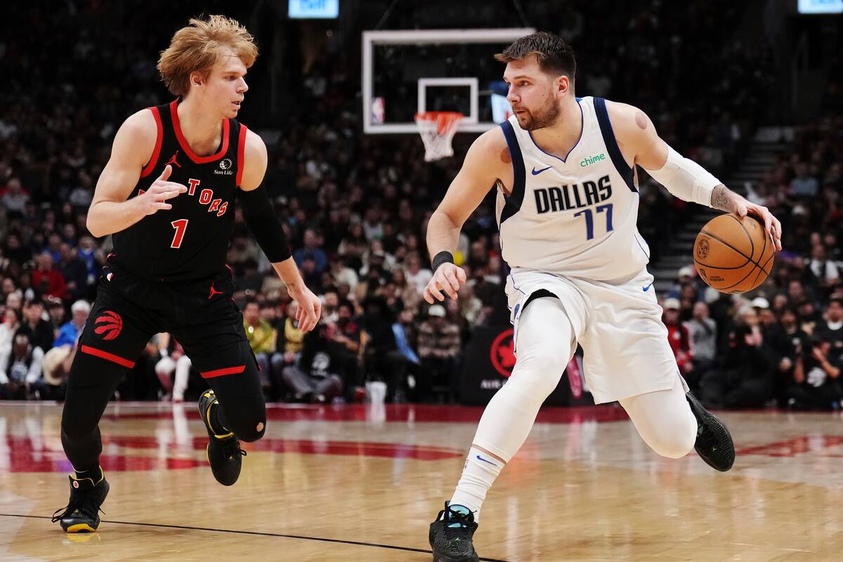 Luka Doncic encamina a los Mavericks con un triple-doble en la victoria sobre los Raptors