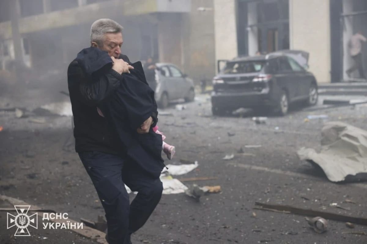 En esta fotografía proporcionada por el Servicio de Emergencias de Ucrania, un hombre evacua a un niño después de que drones rusos atacaran un jardín de infantes en Járkov, Ucrania, el miércoles 22 de octubre de 2025. | Crédito: Servicio de Emergencias de Ucrania vía AP