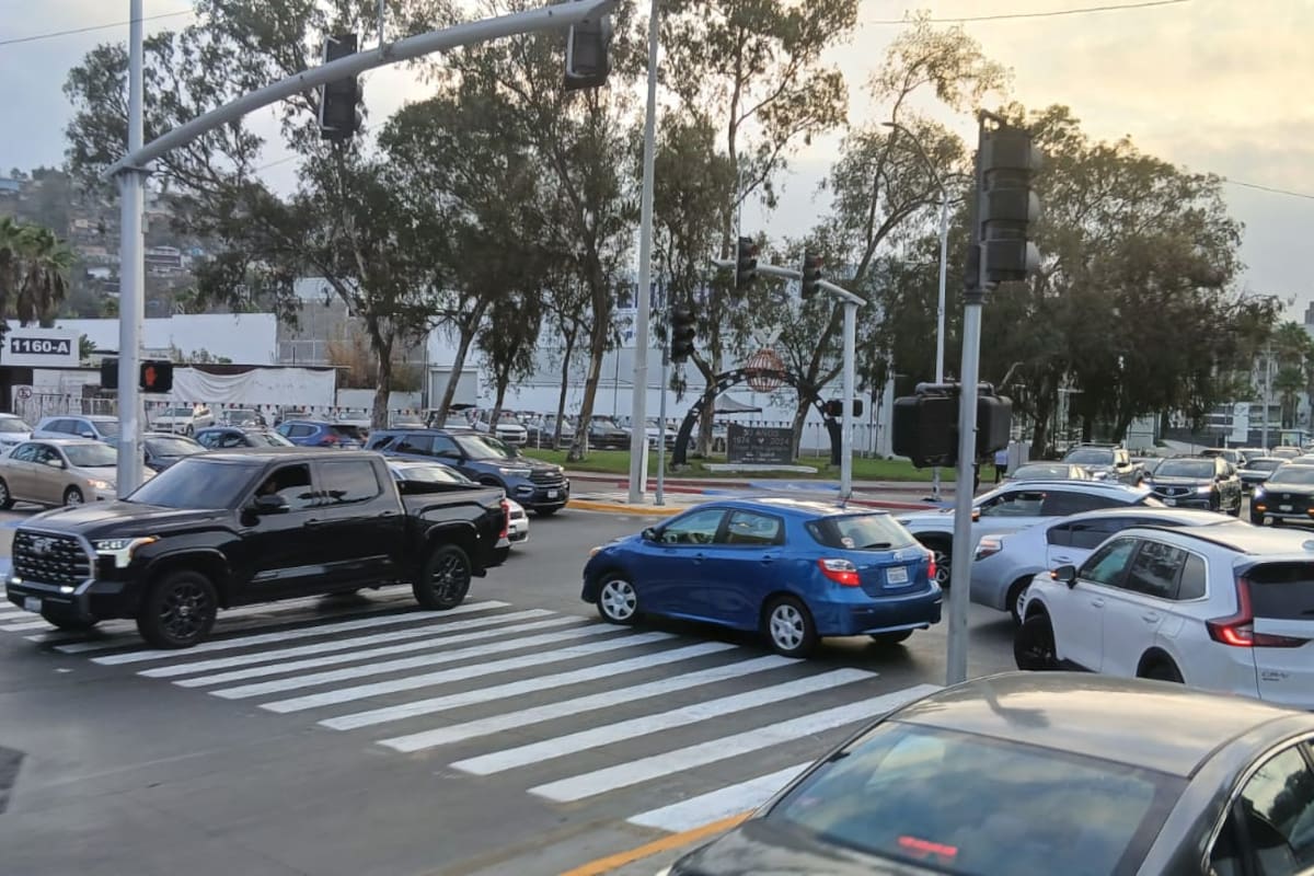 Fila para cruzar a Estados Unidos colapsa vialidades en Zona Río de Tijuana