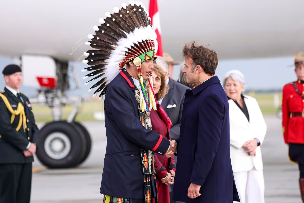 El Presidente de Francia, Emmanuel Macron (der.), es recibido por el Jefe Menor Steven Crowchild de la nación Tsuut'ina en el Aeropuerto Internacional de Calgary a su llegada para asistir a la Cumbre del G7 en Calgary, Canadá, el 15 de junio de 2025. Los líderes mundiales se reunirán en la cercana localidad de Kananaskis, Canadá, del 15 al 17 de junio de 2025 para la cumbre anual del G7.  | Crédito: EFE/EPA/TERESA SUAREZ / POOL