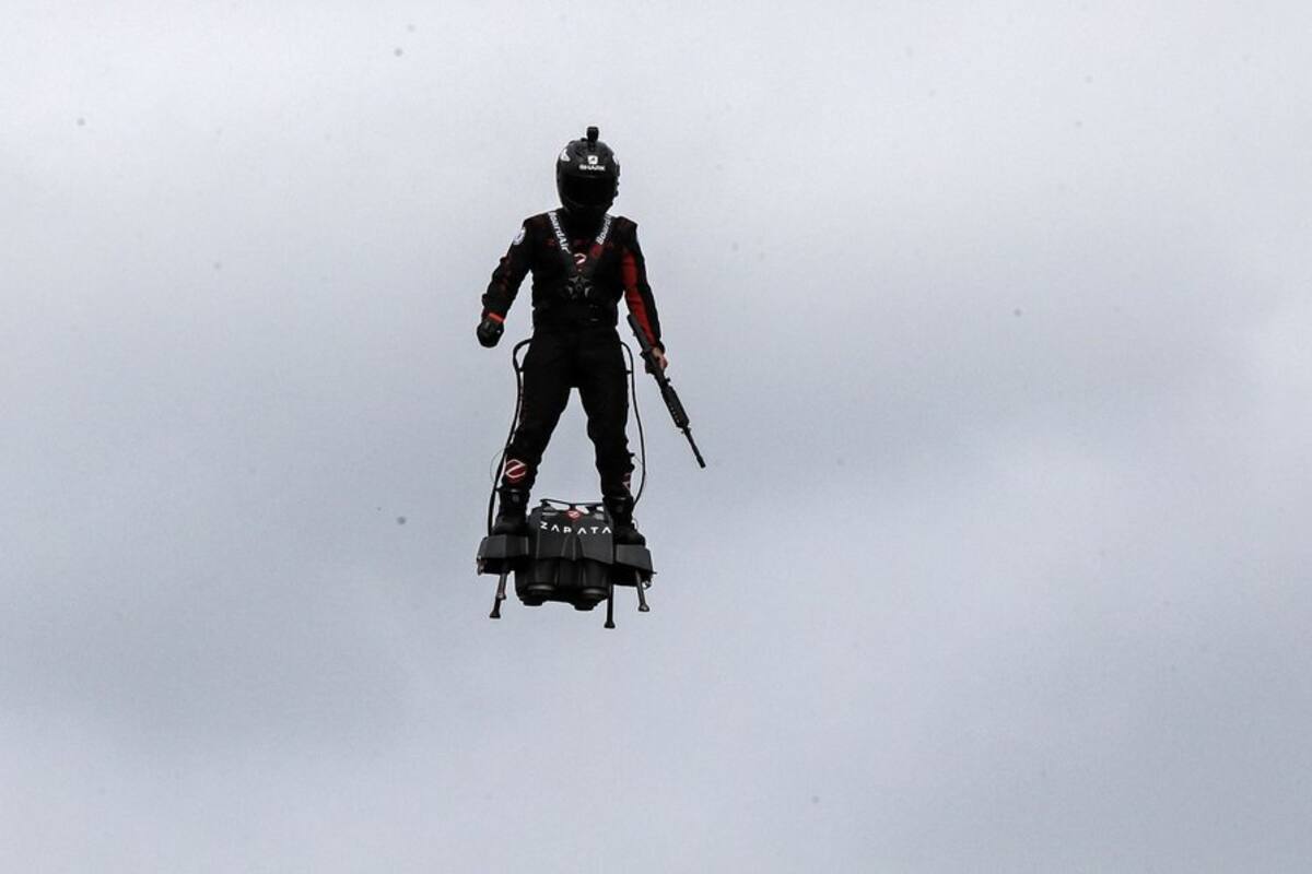 Soldado flota en el aire en el desfile del Día de la Bastilla