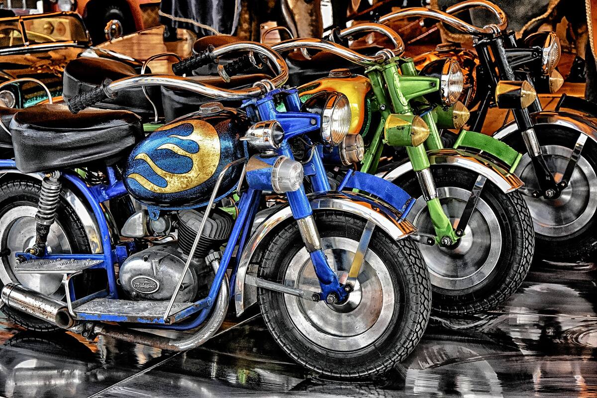 Destruyen decenas de motocicletas ilegales