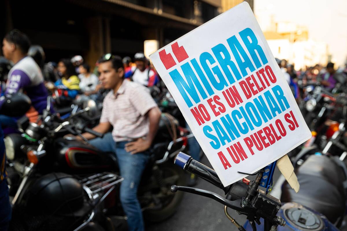 Venezolanos, rechazan con marcha, el “secuestro” de migrantes en El Salvador