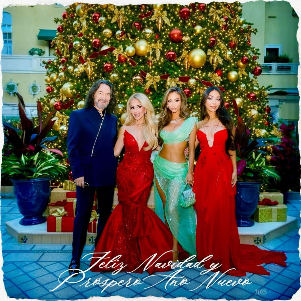 Elegantes, Marco Antonio Solís y su trío de bellezas.