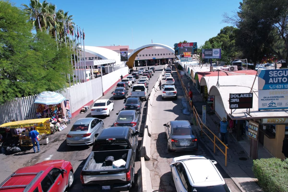 Hasta 3 horas para cruzar por Nogales: filas kilométricas saturan garitas este 1 de mayo
