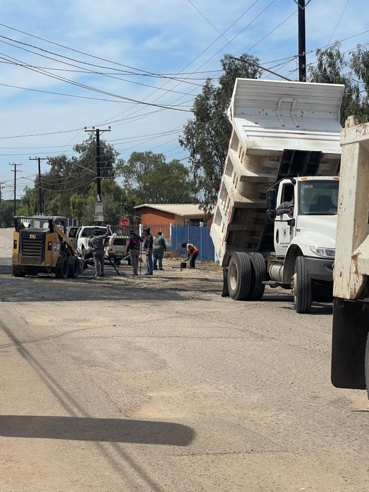 Habitantes de la colonia Morelos recaudaron fondos ante la falta de atención oficial, lo que derivó en el inicio de trabajos de rehabilitación en la vialidad principal. Foto: Carmen Gutiérrez