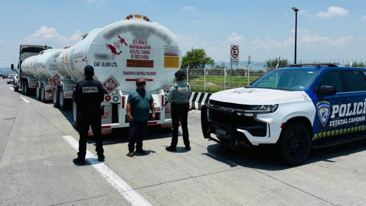 Aseguran tractocamión con 60 mil litros de combustible sin acreditar durante operativo en Apaseo el Grande, Guanajuato