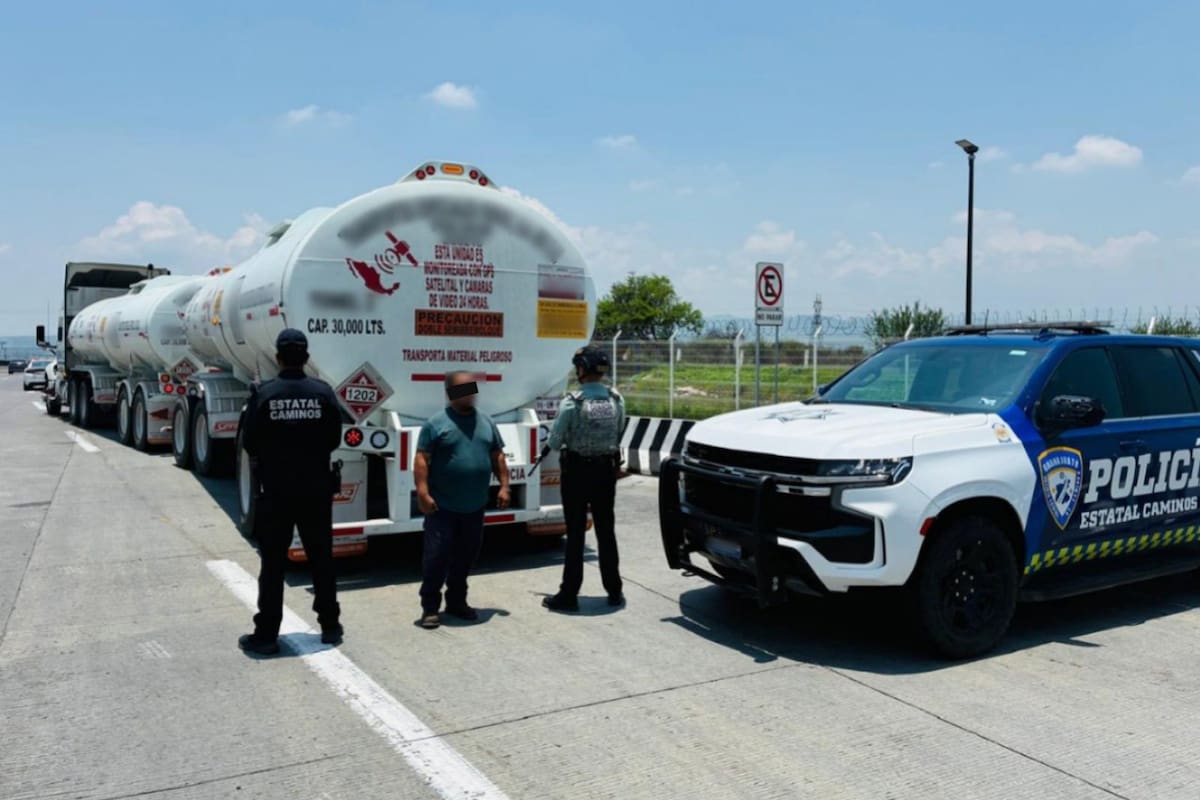 Aseguran tractocamión con 60 mil litros de combustible sin acreditar durante operativo en Apaseo el Grande, Guanajuato