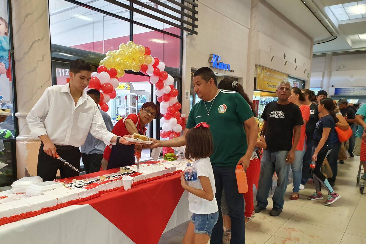 Celebra Casa Ley con sus clientes