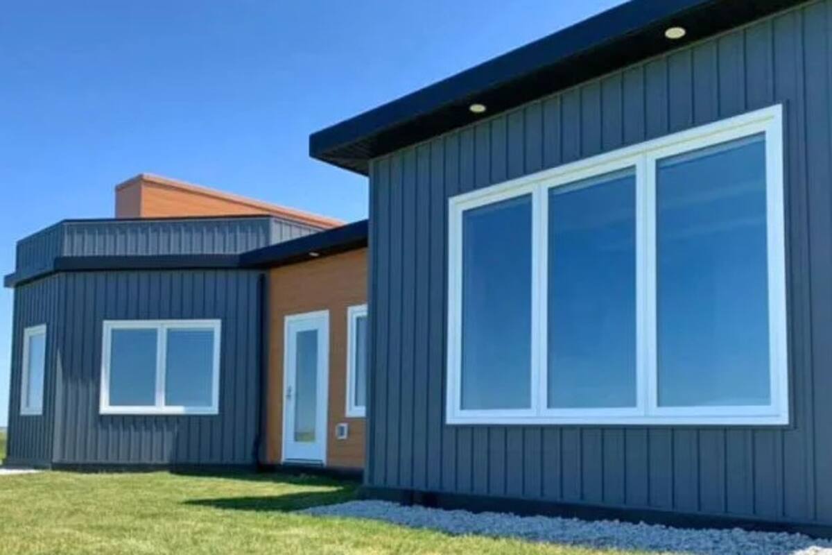 Casa hecha con botellas de plástico es capaz de soportar huracanes