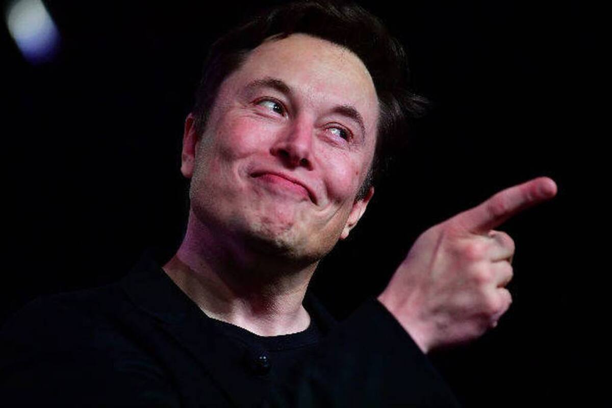 Madre de Elon Musk recuerda que su hijo tuvo que repetir un examen de informática