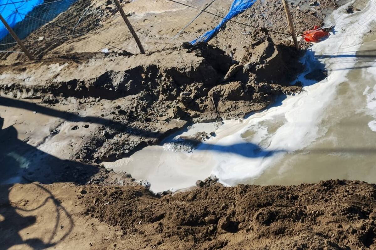 Empresa rompe tubería en ‘Tramo de la muerte’ y afecta a parcelas de Maneadero