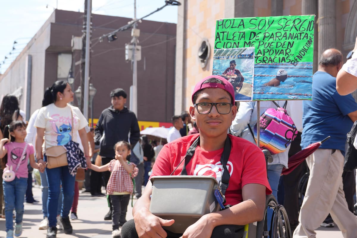 Deportista vende dulces afuera de iglesia para viajar a competencias de natación