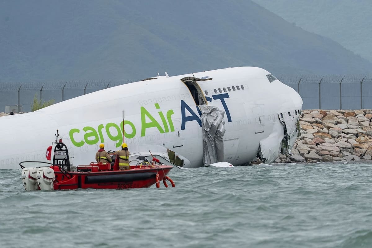 Avión carguero termina en mar de Hong Kong durante aterrizaje; hay dos muertos