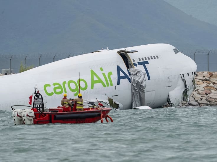 Avión carguero termina en mar de Hong Kong durante aterrizaje; hay dos muertos