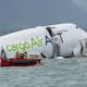 Avión carguero termina en mar de Hong Kong durante aterrizaje; hay dos muertos