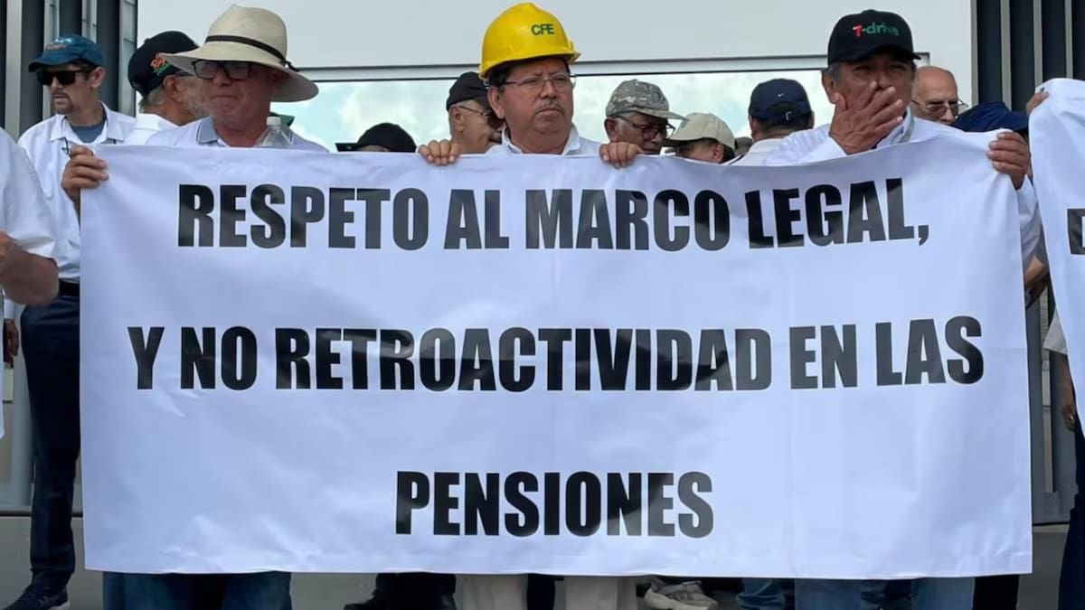 Más de 2,000 jubilados de 29 estados marcharon este viernes en Paseo de la Reforma para exigir la suspensión inmediata de la reforma que topa las pensiones del sector público en 70,000 pesos mensuales. /El Universal