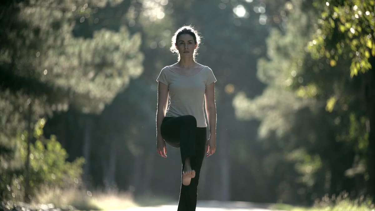 Por qué pararte en una sola pierna puede beneficiar a tu cuerpo | Foto: Grok