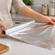 El papel de aluminio tiene múltiples aplicaciones en el hogar que sirven para mucho más que cocinar ya que permite afilar tijeras, mejorar el Wi-Fi o planchar la ropa en la mitad del tiempo al reflejar el calor
