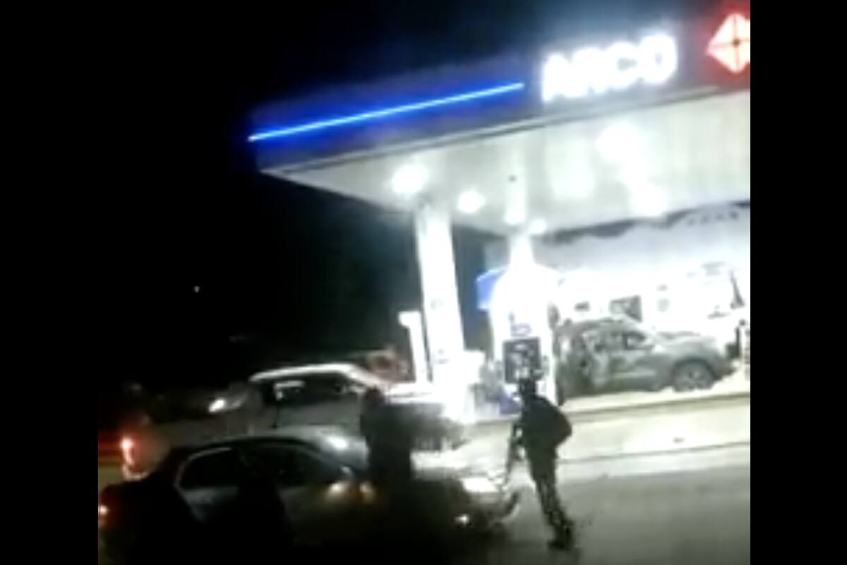 VIDEO: Captan en video convoy de hombres armados en gasolinera presuntamente en Caborca