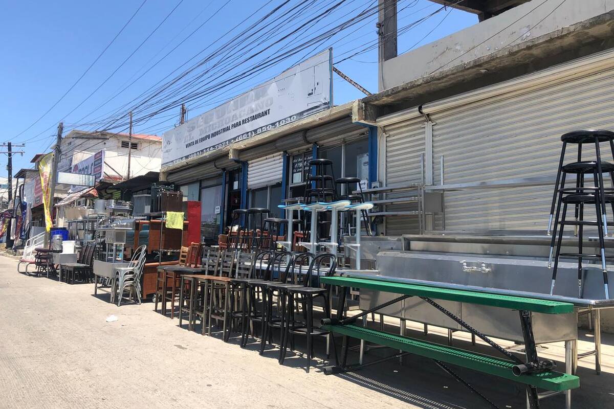 Banquetas invadidas por vendedores representan un peligro para transeúntes
