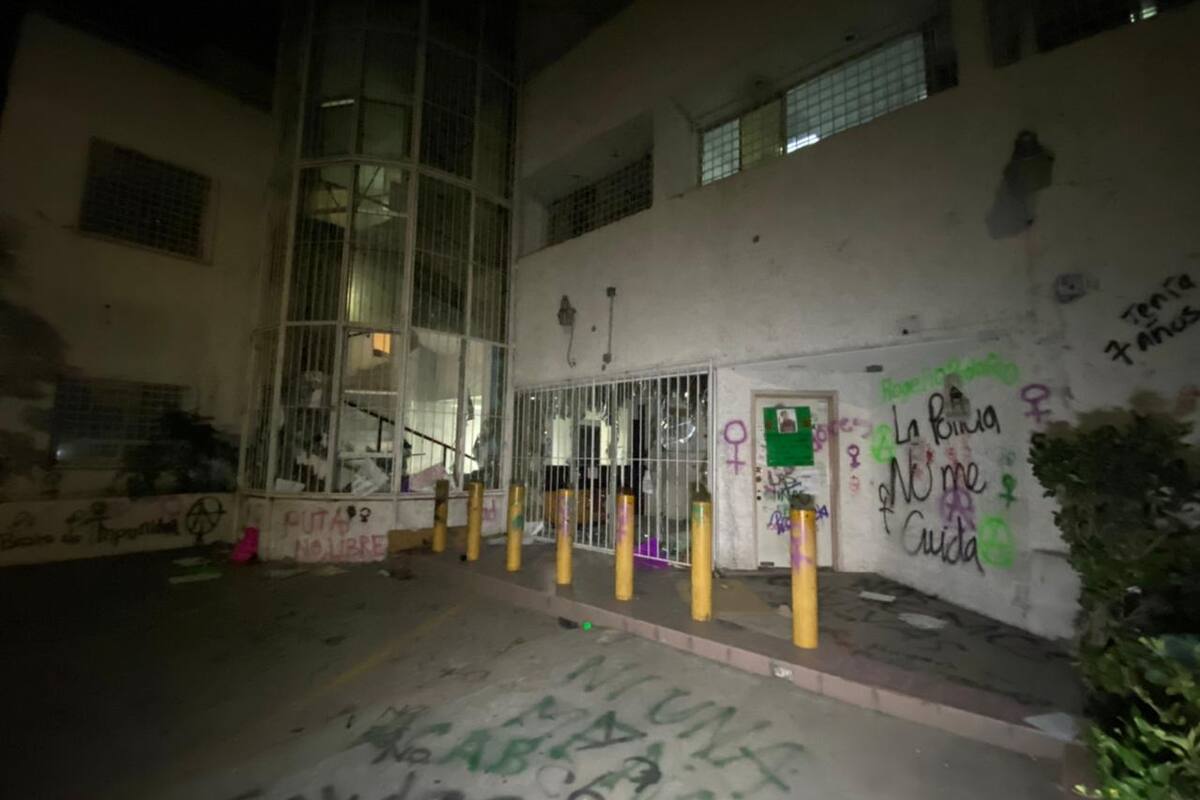 Manifestantes dañan autos y destrozan edificio de la antigua PGJE