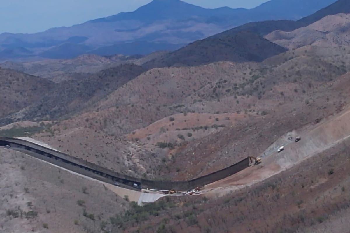 Avanzan trabajos de la construcción del muro fronterizo entre Nogales y Santa Cruz