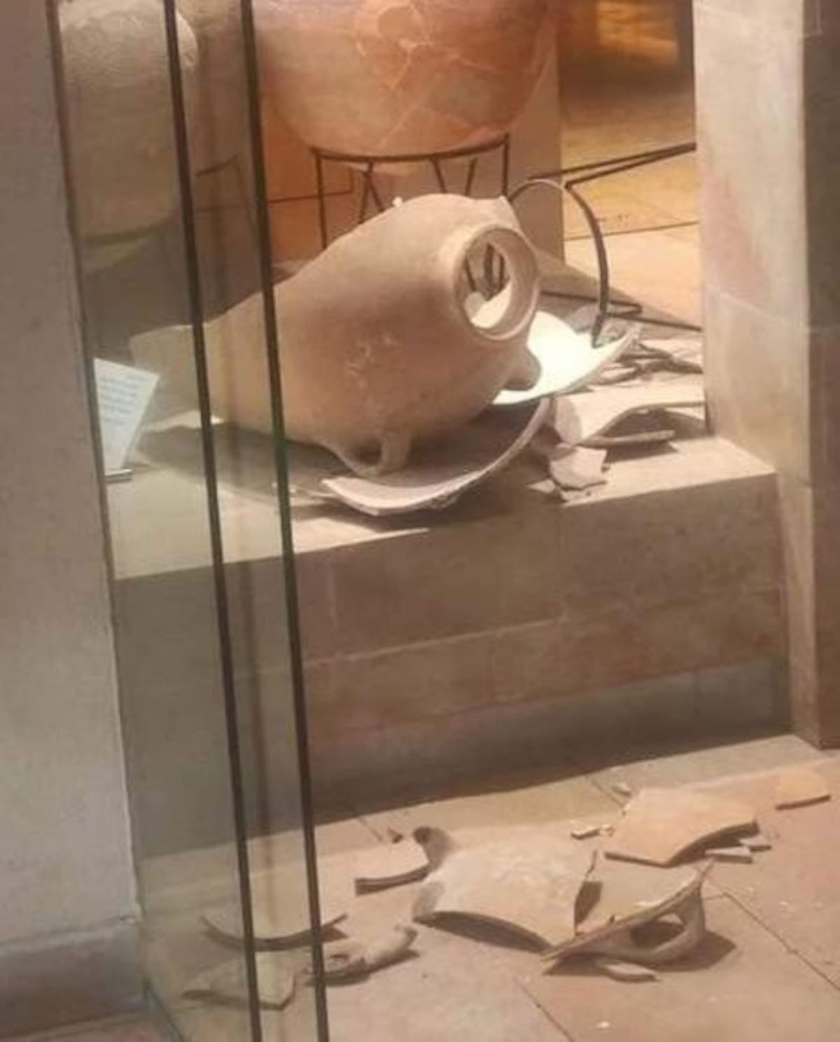 El accidente ocurrió cuando el niño, durante una visita al museo, jaló ligeramente la jarra debido a su curiosidad por saber qué había dentro. Foto: Museo Hecht
