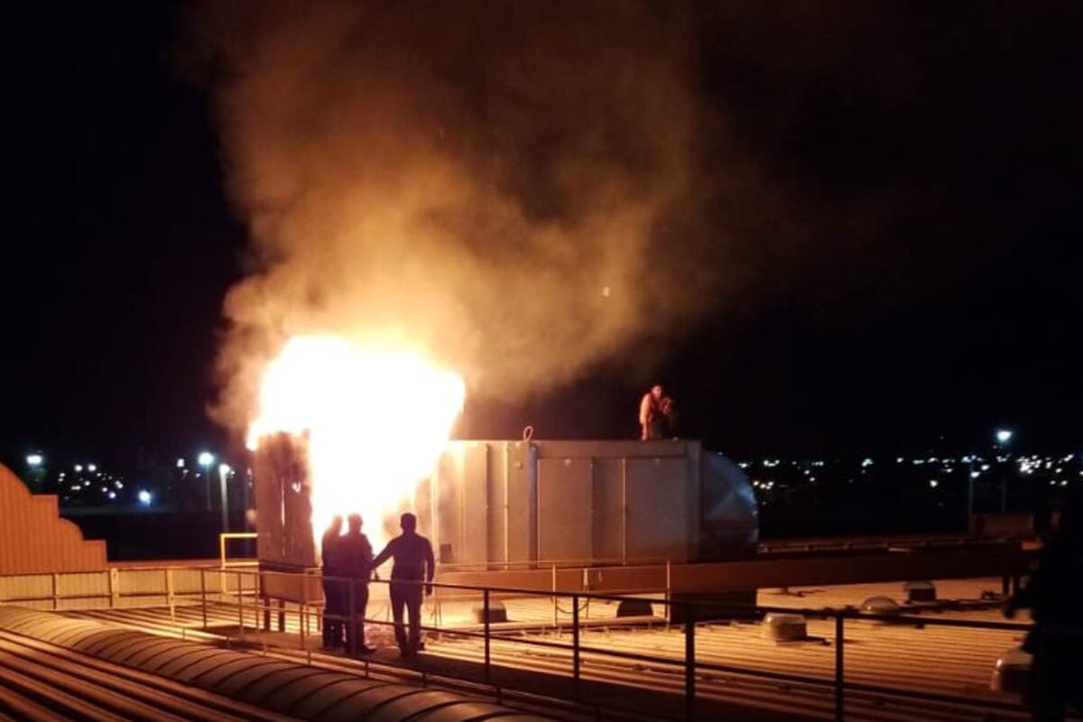 Hombre provoca incendio en planta refresquera