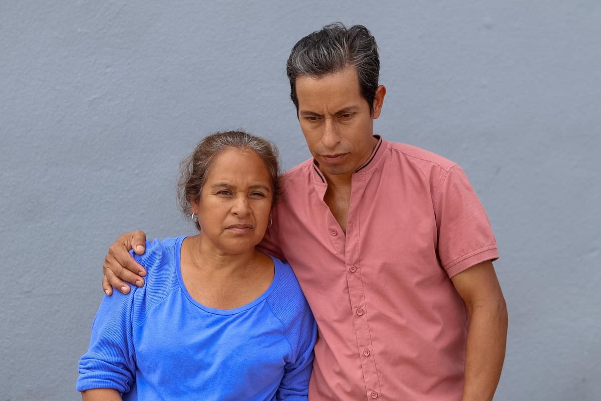 Pedro Patiño Hernández y su esposa, se han mantenido cerca del hospital para acompañar a su hija. Foto: Border Zoom