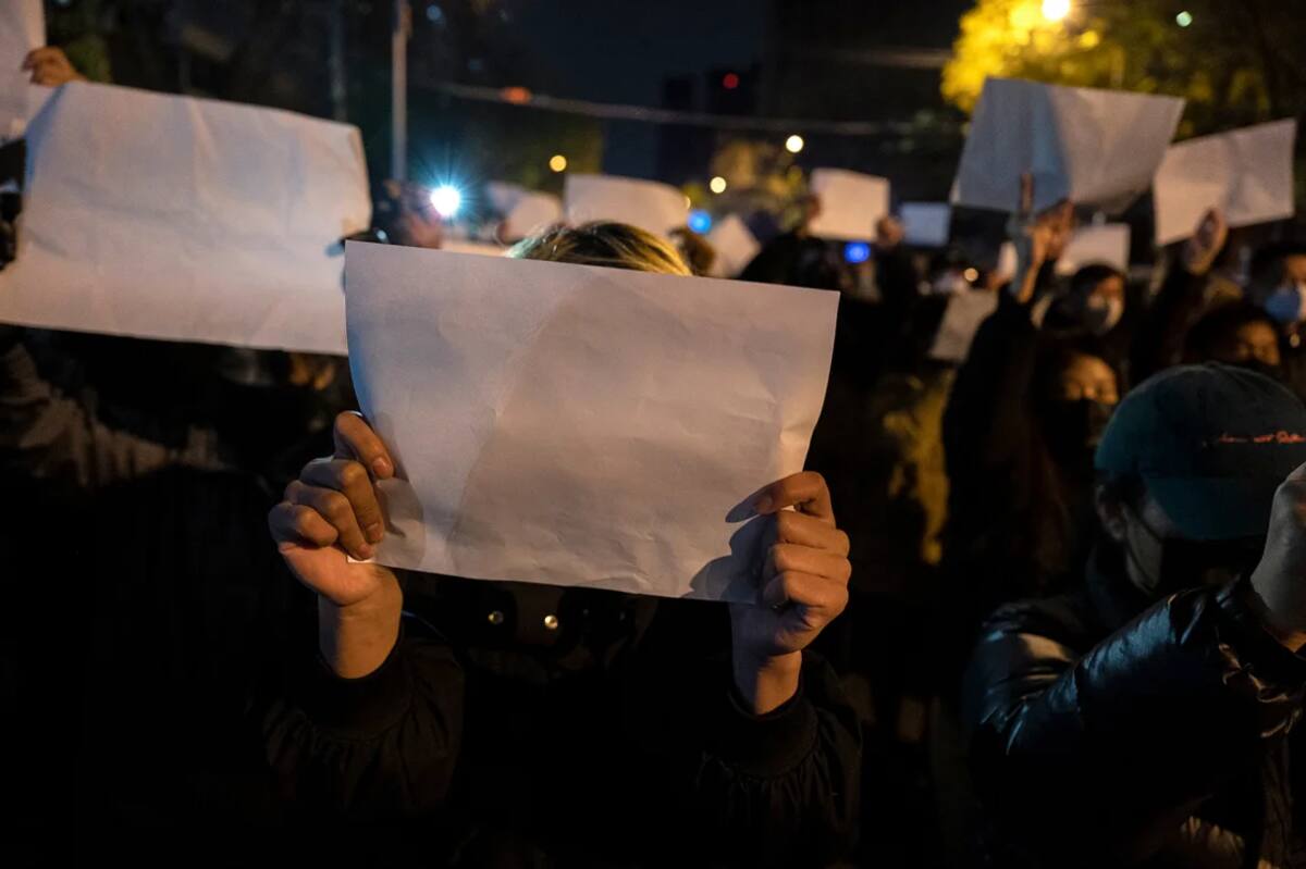 Manifestantes protestando con papel blanco que simboliza la censura en China, en 2022. / CNN. - Getty Images.