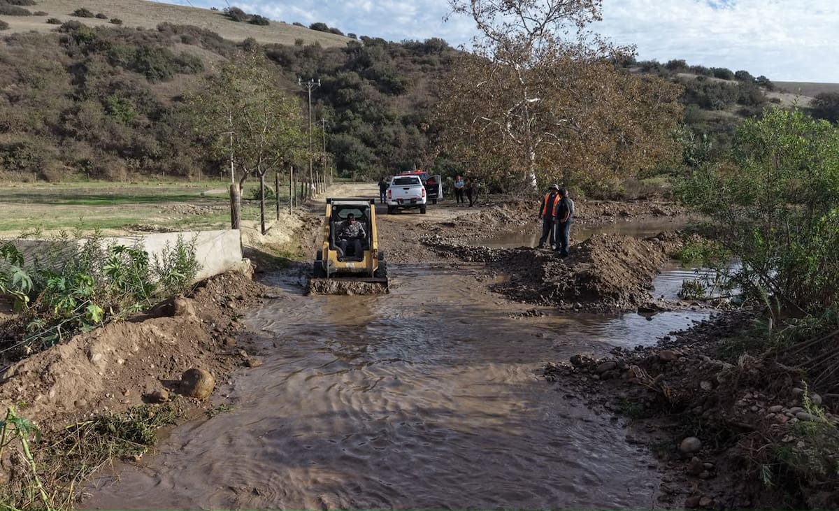 Un derrame de 9 mil litros de diésel contaminó dos kilómetros del arroyo Cañón Rosarito. Autoridades instalaron barreras y ordenaron limpiar la zona. Foto: Border Zoom