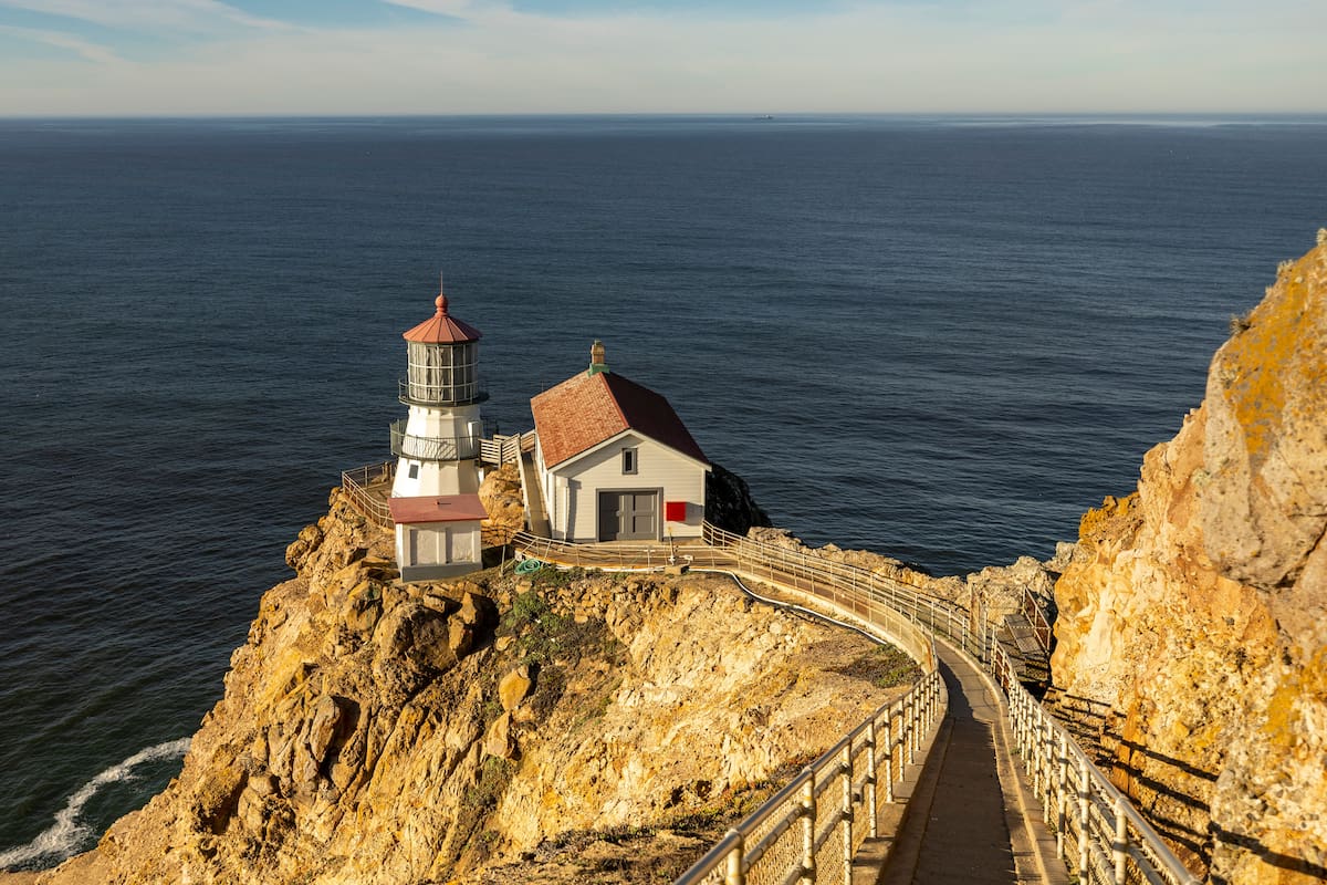 Buscan voluntarios para vivir gratis en un faro en California a cambio de trabajar 30 horas a la semana recibiendo visitantes durante el invierno