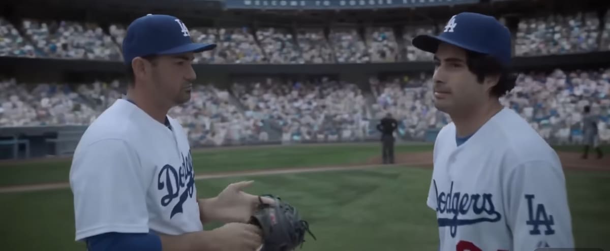 El ligamayorista Adrián González también aparece en la película como compañero de equipo de "Mauricio Contreras".