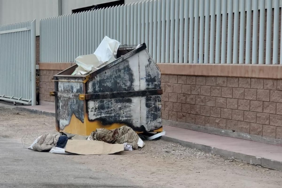 Dejan cadáver cerca de un depósito de basura