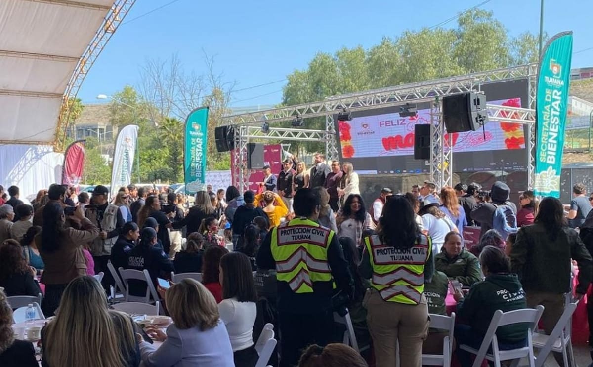 El Ayuntamiento de Tijuana celebró a las mamás en el Parque Morelos.