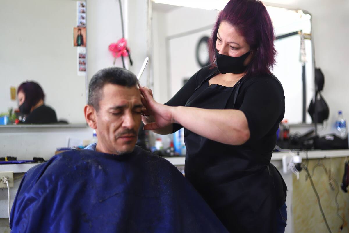 'Seguimos trabajando aunque el miedo siga latente': Peluquería