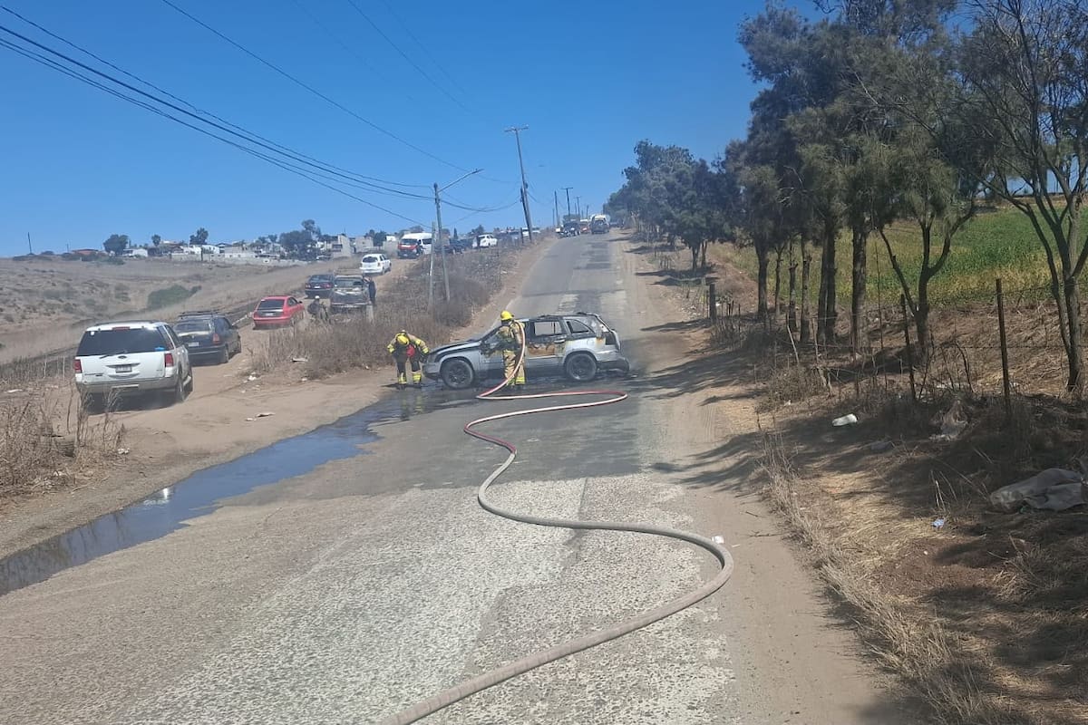 Se registra quema de vehículo y amenaza mediante manta en colonia Morelos de Rosarito