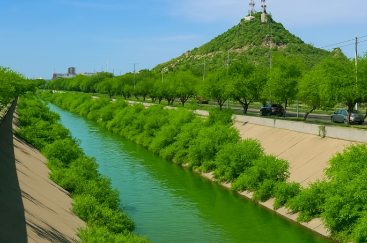 El cerro de la campana y el río de la presa con más agua en él y arboles verdes a su alrededor. / Imagen original de archivo. - Imagen ilustrativa hecha con IA (Copilot).