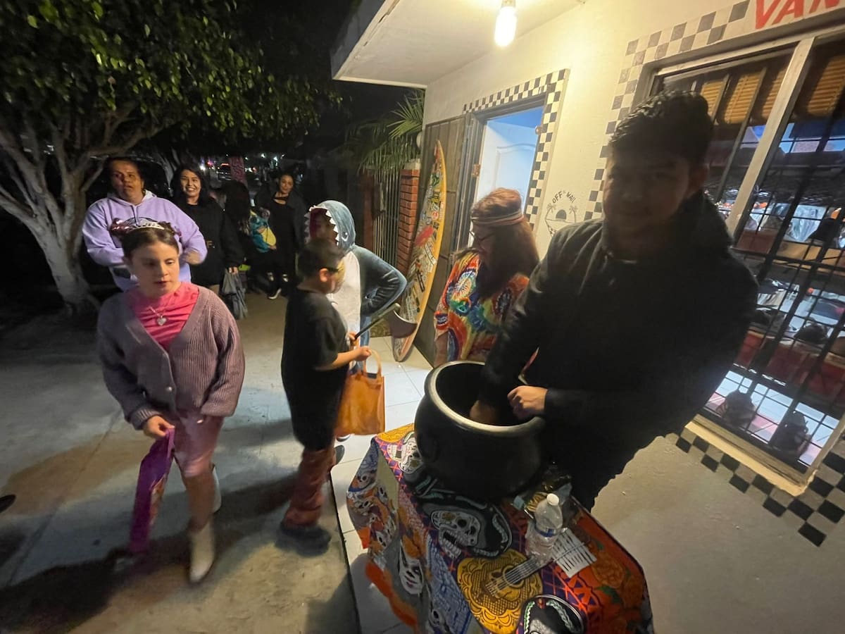 Pequeños llenaron de disfraces, risas y colorido las calles de la ciudad, desfilando acompañados de sus familias para celebrar una de las noches más esperadas del año. Foto: Alejandro Zepeda