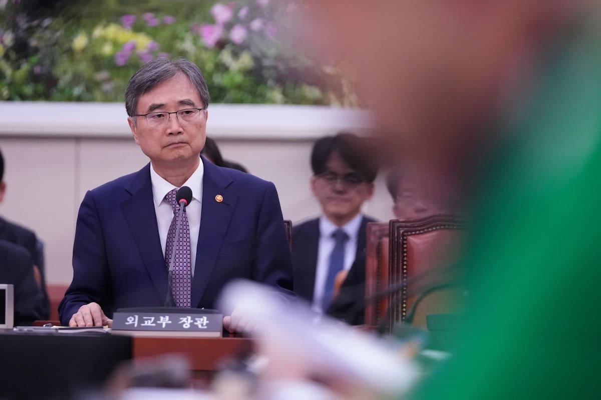 El ministro de Asuntos Exteriores de Corea del Sur, Cho Hyun, escucha la pregunta de un legislador durante una sesión del Comité de Asuntos Exteriores y Unificación de la Asamblea Nacional en Seúl, Corea del Sur, el lunes 8 de septiembre de 2025. | Crédito: AP/Lee Jin-man