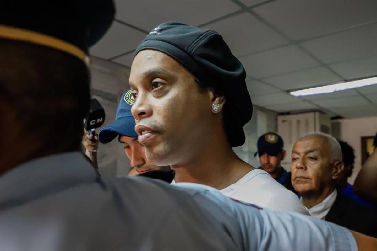 Ronaldinho anota cinco goles en torneo en prisión y se gana un cerdo de 15 kilos