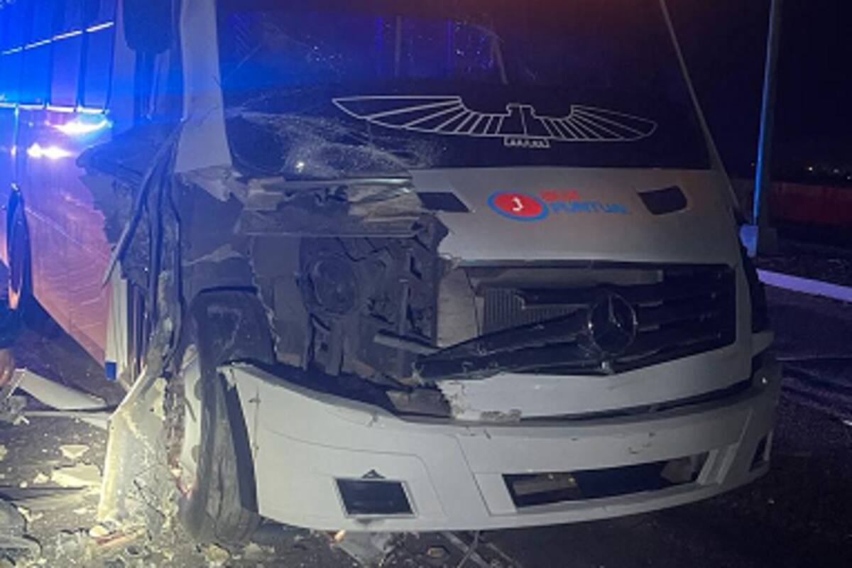 Choca autobús de transporte de personal en carretera a Tijuana