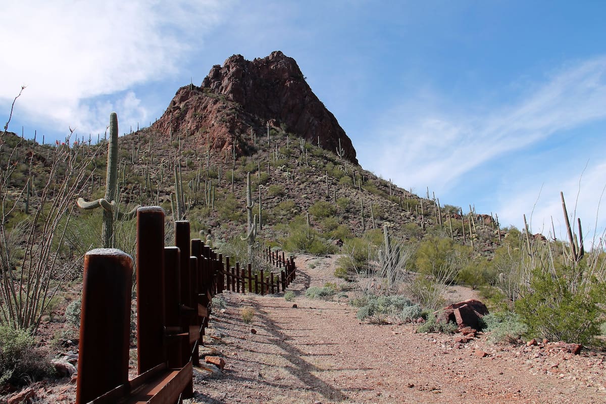 Muro fronterizo en Arizona enfrenta reclamos por libertad religiosa y abre una disputa por la protección de sitios sagrados, plantas ceremoniales y agua en territorios indígenas junto a la frontera con México