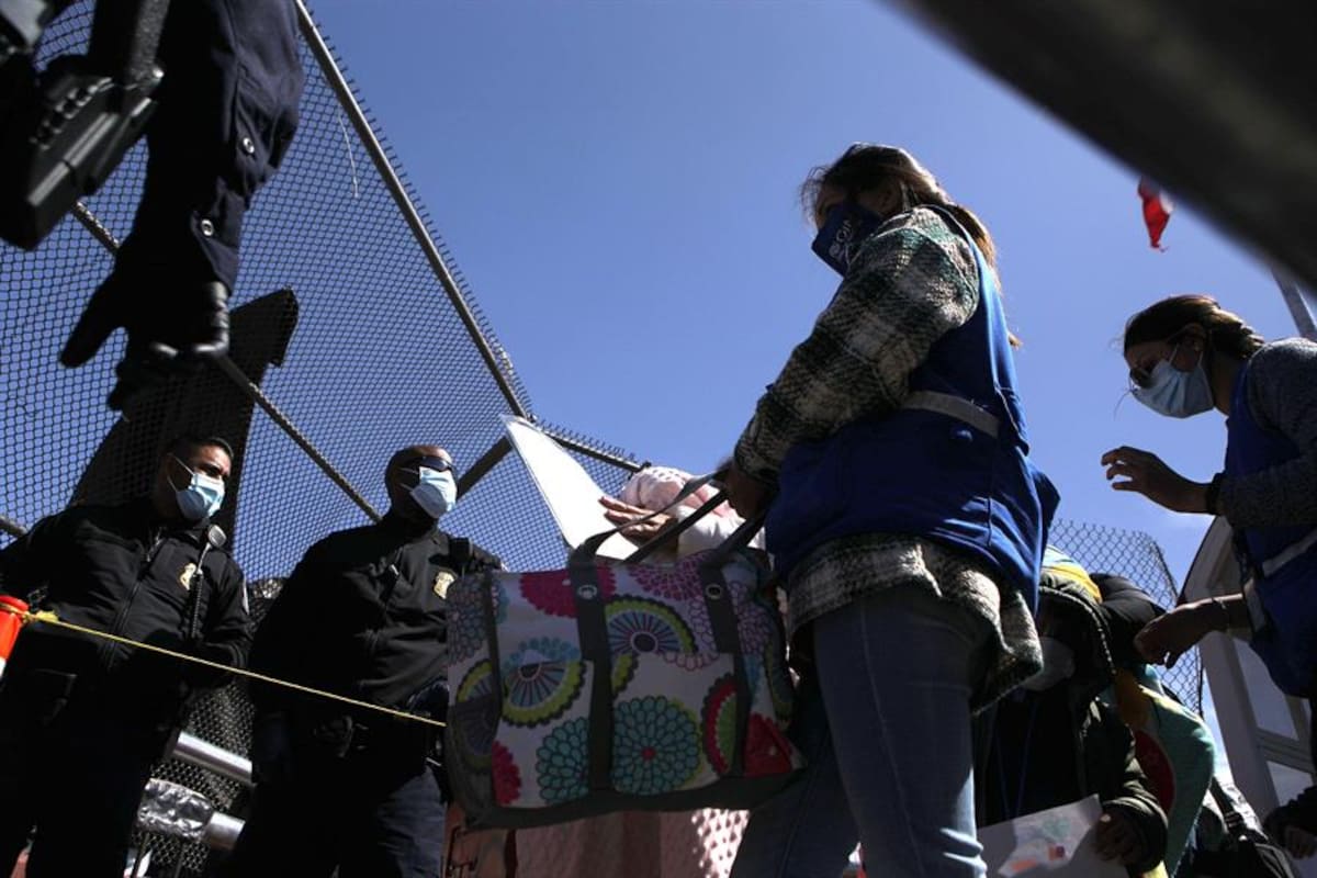 Estados Unidos detuvo a casi 100 mil migrantes en la frontera con México en febrero, revelan
