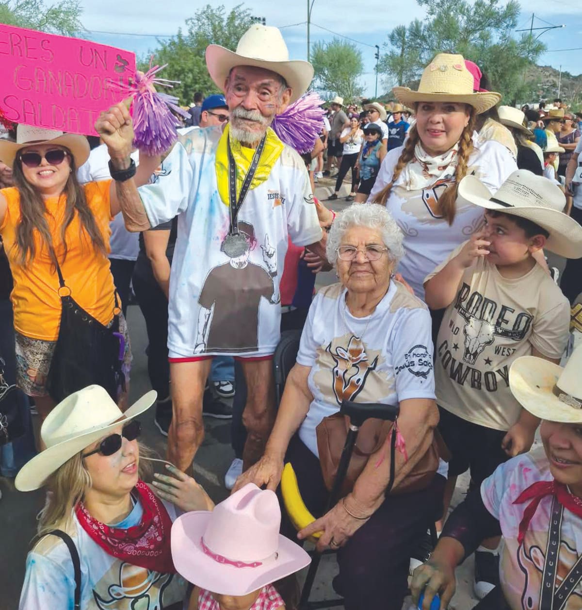 Jesús "Nelo" Saldate Verdugo, con su hermana Oralia Saldate, de 86 años (quien falleció el miércoles, tres días después de la carrera). En la foto aparece su sobrina Oralia. La carrera se celebró en honor de "Nelo" el pasado domingo 23 de agosto. FOTO: JORGE LÓPEZ